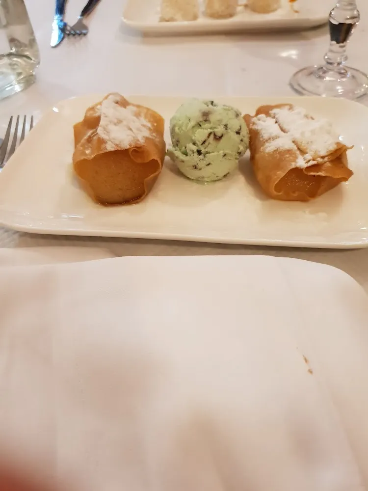 Croustillant Aux Poires Avec Boule de Glace À la Menthe Et Chocolat